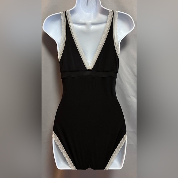 Victoria's Secret Women’s plunge bodysuit Sz Medium Black Lace - Picture 2 of 8